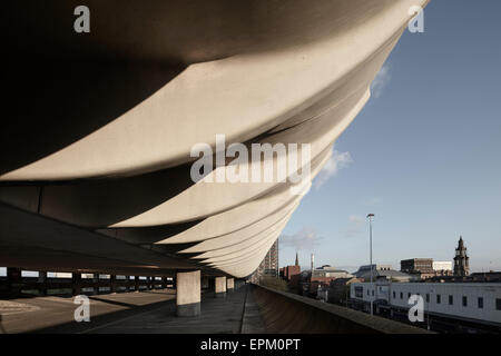 Parcheggio curvo balconi di Preston alla stazione degli autobus, Lancashire, Inghilterra, Regno Unito Foto Stock