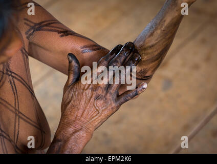 Panama, Provincia di Darien, Bajo Chiquito, donna dei nativi Indiani della tribù Embera Ceremonially è decorata con Jagua Bodypaint Foto Stock