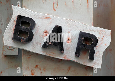 Bar segno lettere nere in legno Foto Stock