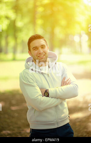 Ritratto di bel giovane atleta in posizione di parcheggio Foto Stock
