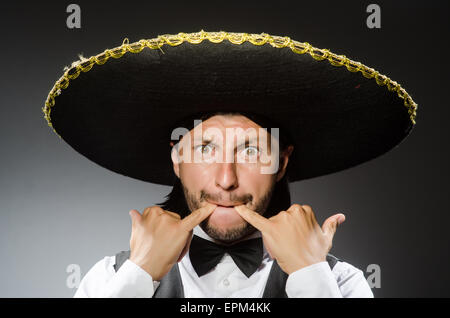 Uomo messicano indossa sombrero isolato su bianco Foto Stock