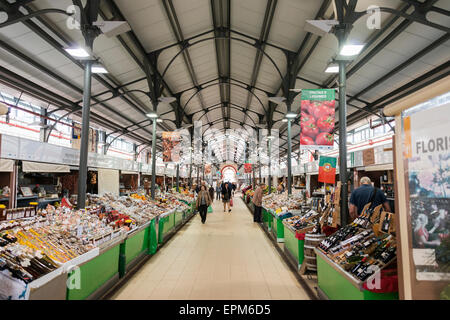 LOULE, Portogallo - 4 aprile: Interno del tradizionale mercato portoghese in Loule. 4 aprile 2015 in Loule, Algarve, Portogallo, t Foto Stock