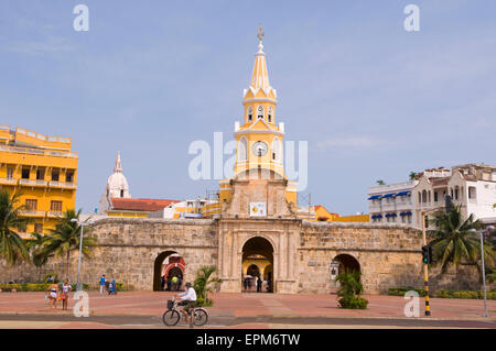 La torre dell orologio gate (Puerta de Reloj) all'ingresso della città murata di Cartagena, Colombia, Sud America Foto Stock