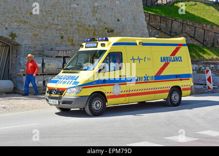 L'ambulanza a velocità su una chiamata di emergenza a Koper Slovenia Foto Stock