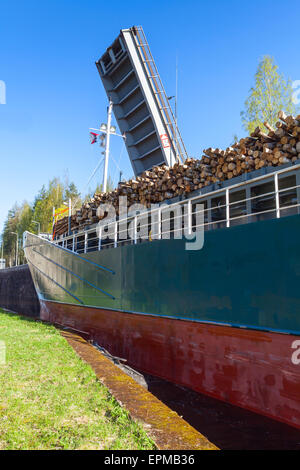 Grande nave con un carico di legno proviene al gateway di Tsvetochnoye lock sul Saimaa Canal, un canale di trasporto che collegano Foto Stock