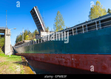 Grande nave con un carico di legno proviene al gateway di Tsvetochnoye lock sul Saimaa Canal Foto Stock