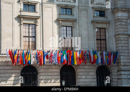 Bandiere del HQ dell OSCE a Vienna, Austria Foto Stock
