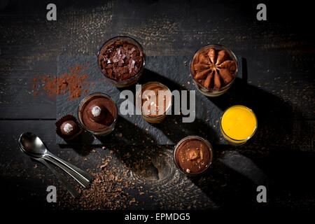 Occhiali con diversi tipi di dessert Foto Stock
