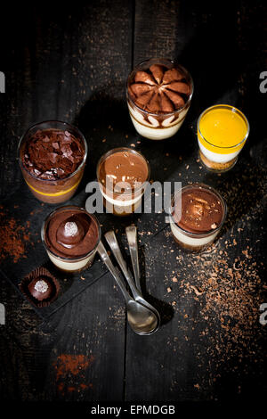 Occhiali con diversi tipi di dessert Foto Stock