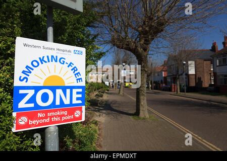 Ospedale di fumare-free zone firmare all'entrata in ospedale Foto Stock