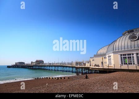 Worthing pier e spiaggia di ciottoli sotto un cielo blu Foto Stock