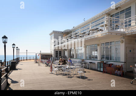 I clienti presso i tavoli fuori Worthing Pier Padiglione sud Cafe Foto Stock