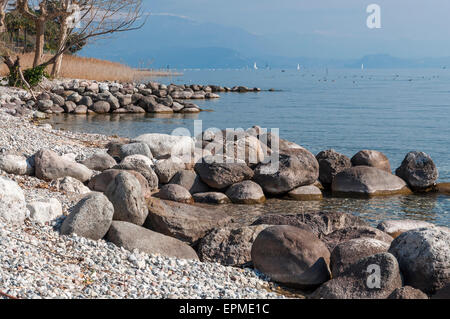 Il lago di Garda il paesaggio, catturato sulla mattina vicino a Padenghe sul Garda, Brescia, Italia. Presa il 8 marzo 2015. Foto Stock