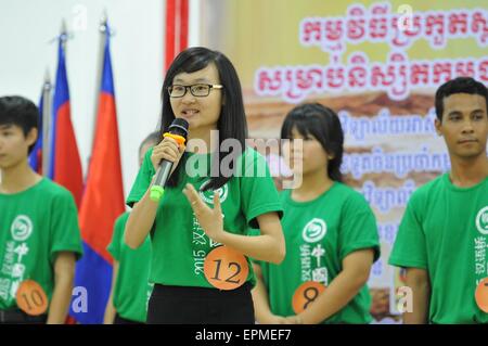 Phnom Penh Cambogia. 19 Maggio, 2015. Gli studenti partecipano a un cinese proficiency concorrenza in Phnom Penh in Cambogia, il 19 maggio 2015. L'Istituto Confucio dell'Accademia reale di Cambogia martedì ha ospitato il xiv cinese cinese ponte proficiency concorrenza cambogiano per studenti del college. © Li Hong/Xinhua/Alamy Live News Foto Stock