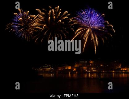 Fuochi d'artificio. Fuochi d'artificio colorati con sfondo di La Valletta, grande esplosione, casa di luce, riflessi verde su un'acqua di La Valletta Foto Stock