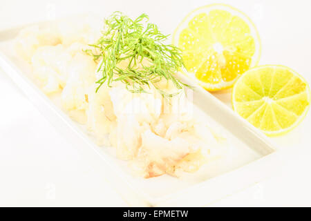 Marinare crudo di pesce bianco, isolato su sfondo bianco Foto Stock