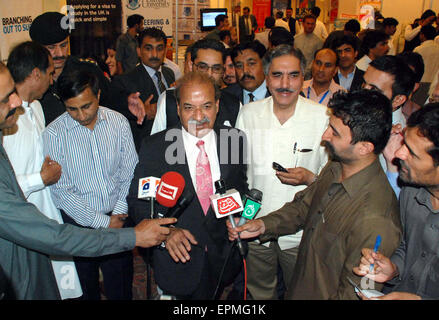 Governatore Khyber Pakhtoonkhawa Mahtab Khan Abbasi a parlare con persone di media durante la cerimonia di inaugurazione di istruzione Expo-2015 tenutasi a livello locale hotel di Peshawar Martedì, 19 maggio 2015. Foto Stock