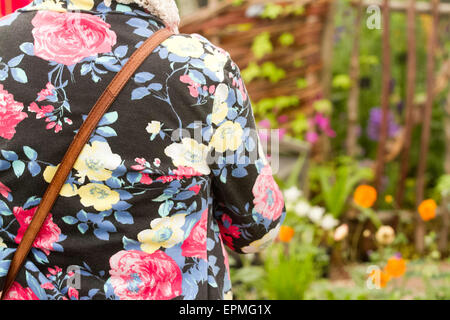 Londra REGNO UNITO. Il 19 maggio 2015. Un visitatore che indossa un abito con motivi floreali. Una grande folla frequentare il secondo giorno del 2015 RHS Chelsea flower show che è aperto solo ai membri della Royal Horticultural Society Credit: amer ghazzal/Alamy Live News Foto Stock