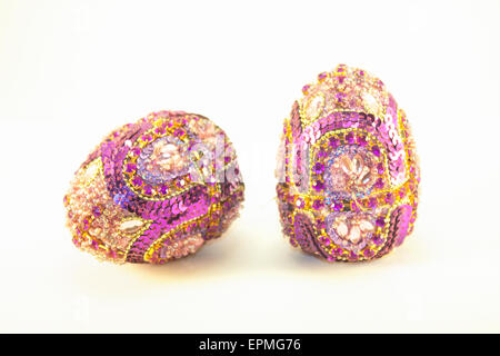 Due viola uova orientale, isolato su sfondo bianco Foto Stock