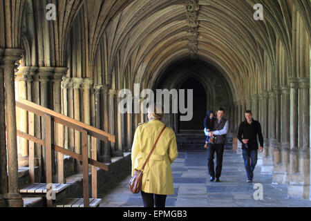 Uomo con baby, persone che visitano Norwich Cathedral, camminare su arch modo, Norwich, Norfolk, Regno Unito Foto Stock