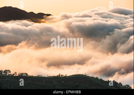 Nuvole sopra la foresta pluviale della Sierra Nevada de Santa Marta - Colombia settentrionale Foto Stock