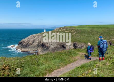 Un paio di escursionisti maturi lungo il sentiero costiero Pembrokeshire vicino Porthgain. Pembrokeshire. Galles. Cymru. REGNO UNITO Foto Stock