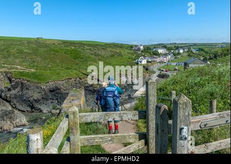 Gli escursionisti lungo il Pembrokeshire sentiero costiero a Porthgain. Pembrokeshire. Il Galles. Cymru. Regno Unito Foto Stock