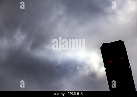 Duesseldorf, Germania. 19 Maggio, 2015. Un traffico di segnali luminosi 'stop' presso la principale stazione ferroviaria di Düsseldorf, Germania, 19 maggio 2015. Tedesco operatore ferroviario Deutsche Bahn e dei macchinisti GDL unione erano programmati per tenere un nuovo round di negoziati salariali il 19 maggio 2015, nonostante l'annuncio di un aperto-chiuso sciopero inizierà a partire più tardi nella giornata. Foto: Federico Gambarini/dpa/Alamy Live News Foto Stock