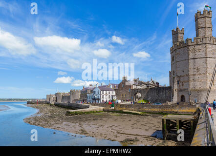 Il castello e mura di cinta dalla Aber ponte girevole guardando verso il Menai Strait, Caernarfon, Gwynedd, Wales, Regno Unito Foto Stock