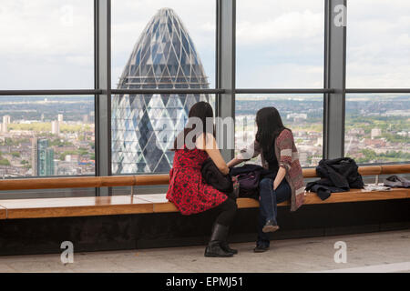 Due visitatori ammirando le viste dal cielo giardino sulla sommità del walkie talkie edificio a 20 Fenchurch Street, Londra Foto Stock