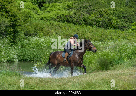 Equitazione a Manorbier. Pembrokeshire. Il Galles. Cymru. Regno Unito. Regno Unito Foto Stock