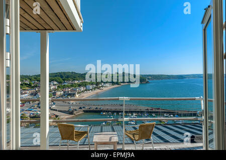 Balcone con vista della baia di Carmarthen a Saundersfoot da St Brides Spa Hotel. Pembrokeshire. Il Galles. Cymru. Regno Unito. Foto Stock