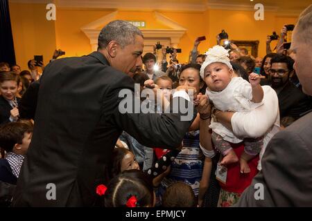 Stati Uniti Il presidente Barack Obama dà un pugno urto ad un bambino durante un incontro e saluto con l ambasciata americana di dipendenti e famiglie al Ritz-Carlton Aprile 27, 2104 a Kuala Lumpur, Malesia. Foto Stock