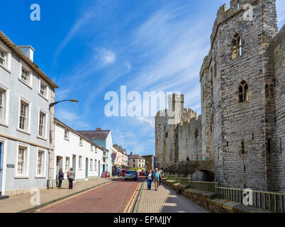 Fossato del castello fuori l'ingresso principale a Caernarfon Castle, Caernarfon, Gwynedd, Wales, Regno Unito Foto Stock