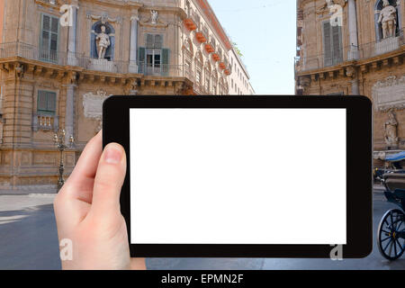 Concetto di viaggio - Fotografia turistica centrale piazza Quattro Canti (Piazza Vigliena) - piazza barocca di Palermo, SICILIA su tablet Foto Stock