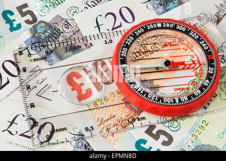 Compass focus sul denaro sterling pound note per illustrare la direzione dell'economia britannica dopo Brexit e crescita finanziaria concetto. Inghilterra Regno Unito Gran Bretagna Foto Stock