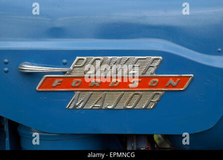 Fordson Power Major vecchio trattore vintage logo vernice blu UK costruito nei tardi anni cinquanta Foto Stock