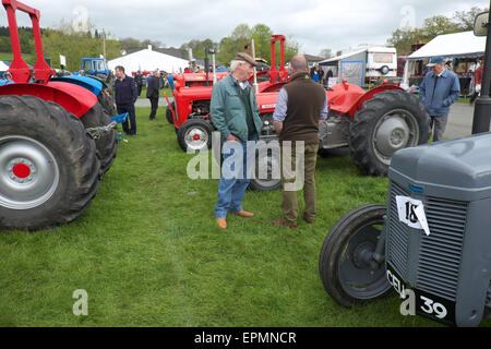 Royal Welsh Festival di Primavera di due agricoltori smettere di parlare tra il vintage il trattore presenta Foto Stock