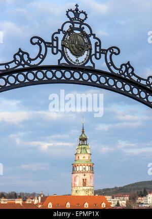 Vista del castello torre campanaria nella Repubblica ceca Krumlov attraverso un cancello ornati Foto Stock