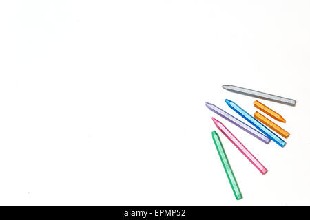 Pastello matite colorate su un foglio di carta bianco. Spazio per il testo. Il concetto di disegno e progettazione. Foto Stock