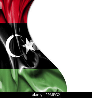 Libia sventola bandiera setosa isolati su sfondo bianco Foto Stock