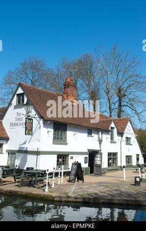 I tre ferri di cavallo pub, circa 1535, Winkwell, Hemel Hempstead, Hertfordshire, Inghilterra, Regno Unito Foto Stock