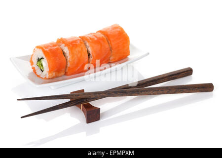 Shrimp sushi e bacchette. Isolato su sfondo bianco Foto Stock