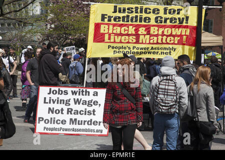 Union Square diventa un punto di incontro per le persone che esprimono varie social & preoccupazioni politiche tra cui immigrati e dei lavoratori Foto Stock