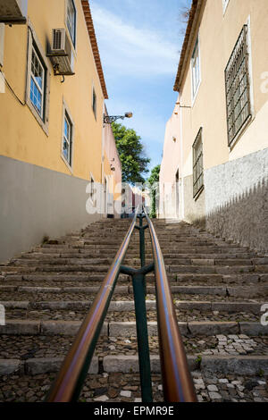 Ripide scale di pietra a Lisbona Portogallo Foto Stock