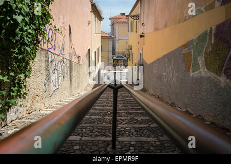 Ripide scale di pietra a Lisbona Portogallo Foto Stock