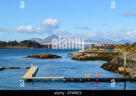 Skye Bridge da Kyle of Lochalsh su un bel inizio giornata di primavera nel mese di aprile Foto Stock