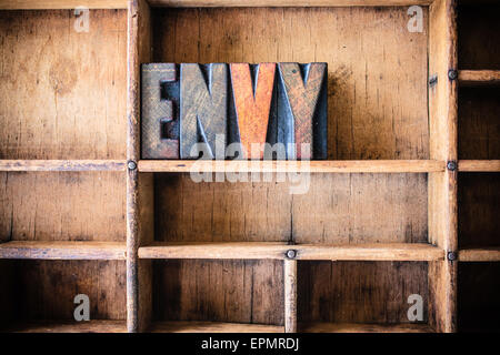 La parola invidia scritto in legno vintage tipo di stampa in rilievo in un tipo di legno cassetto. Foto Stock