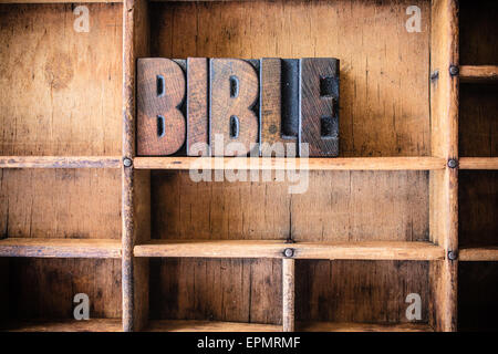 La parola Bibbia scritta in legno vintage tipo di stampa in rilievo in un tipo di legno cassetto. Foto Stock