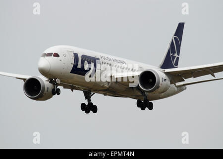 LOT Polish Airlines Boeing 787 Dreamliner sulla rotta di avvicinamento Foto Stock